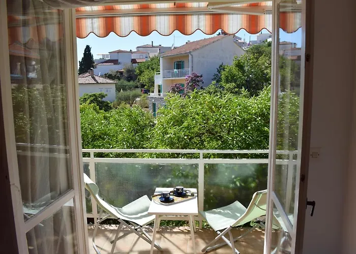 Close To Center, Quiet, With Parking Apartment *