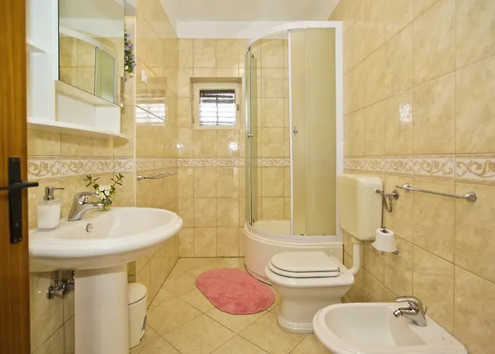 Close To Center, Quiet, With Parking Apartment *