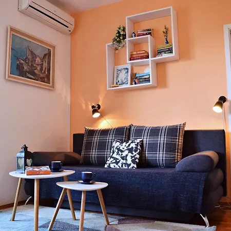 Daire Close To Center, Quiet, With Parking