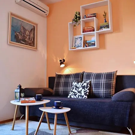 Close To Center, Quiet, With Parking Daire