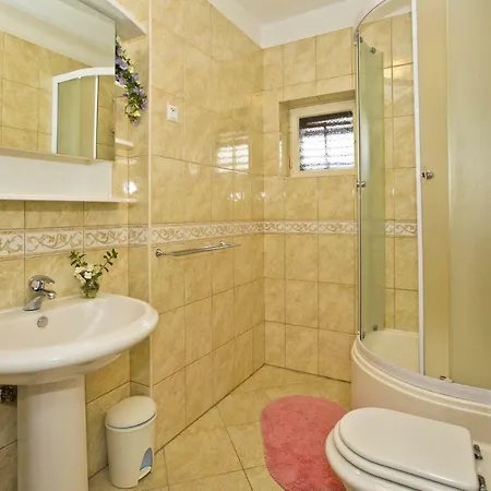 Daire Close To Center, Quiet, With Parking